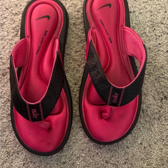 Nike Fuchsia and Black Flip Flops - Picture 2 of 3